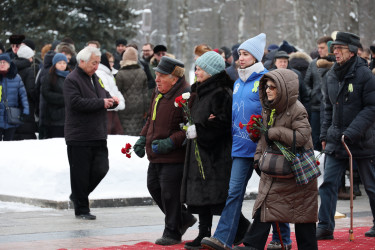На Пискаревском мемориале состоялась траурная церемония в честь 82-летия освобождения Ленинграда от блокады