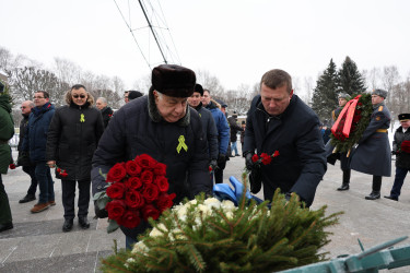 На Пискаревском мемориале состоялась траурная церемония в честь 82-летия освобождения Ленинграда от блокады