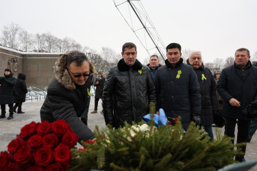 На Пискаревском мемориале состоялась траурная церемония в честь 82-летия освобождения Ленинграда от блокады