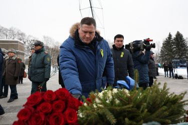 На Пискаревском мемориале состоялась траурная церемония в честь 82-летия освобождения Ленинграда от блокады