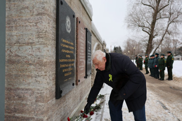На Пискаревском мемориале состоялась траурная церемония в честь 82-летия освобождения Ленинграда от блокады