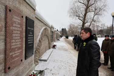 На Пискаревском мемориале состоялась траурная церемония в честь 82-летия освобождения Ленинграда от блокады