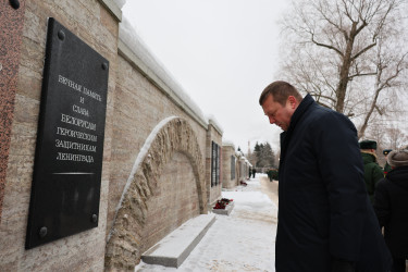 На Пискаревском мемориале состоялась траурная церемония в честь 82-летия освобождения Ленинграда от блокады