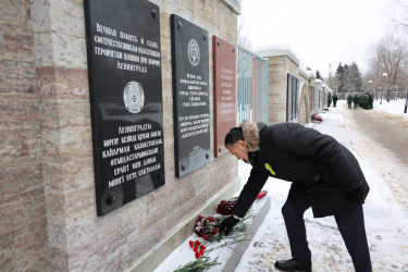 На Пискаревском мемориале состоялась траурная церемония в честь 82-летия освобождения Ленинграда от блокады