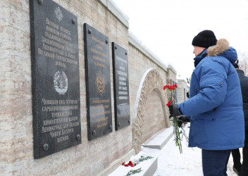 На Пискаревском мемориале состоялась траурная церемония в честь 82-летия освобождения Ленинграда от блокады