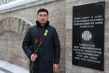 На Пискаревском мемориале состоялась траурная церемония в честь 82-летия освобождения Ленинграда от блокады
