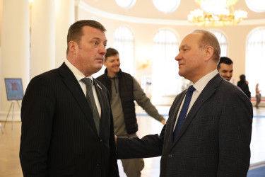 В Таврическом дворце открылась выставка Талгата Досманова