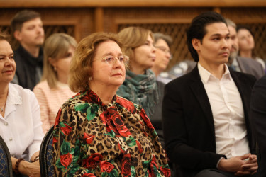 В Таврическом дворце открылась выставка Талгата Досманова