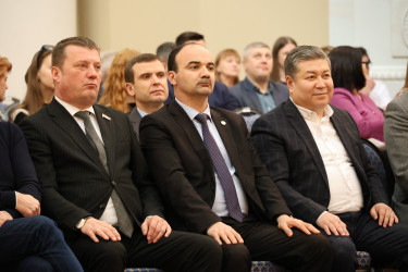 В Таврическом дворце открылась выставка Талгата Досманова