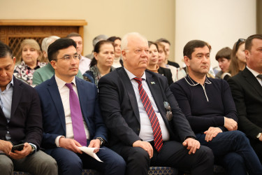 В Таврическом дворце открылась выставка Талгата Досманова