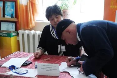 Наблюдатели от МПА СНГ на избирательном участке в Алматы