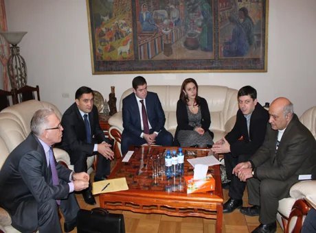 Международные наблюдатели от МПА СНГ в предвыборном штабе лидера партии «Наследие»