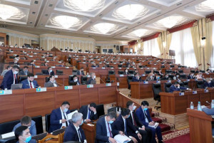 В парламенте Кыргызстана подняли вопрос о защите детей, чьи родители уехали на заработки 