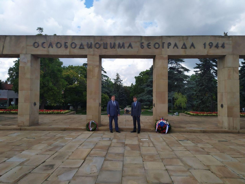 Международные наблюдатели от МПА СНГ возложили венок к мемориалу освободителей Белграда