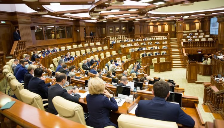 Парламент Молдовы принял законопроекты, направленные на защиту прав трудящихся, иностранцев и жертв бытового насилия