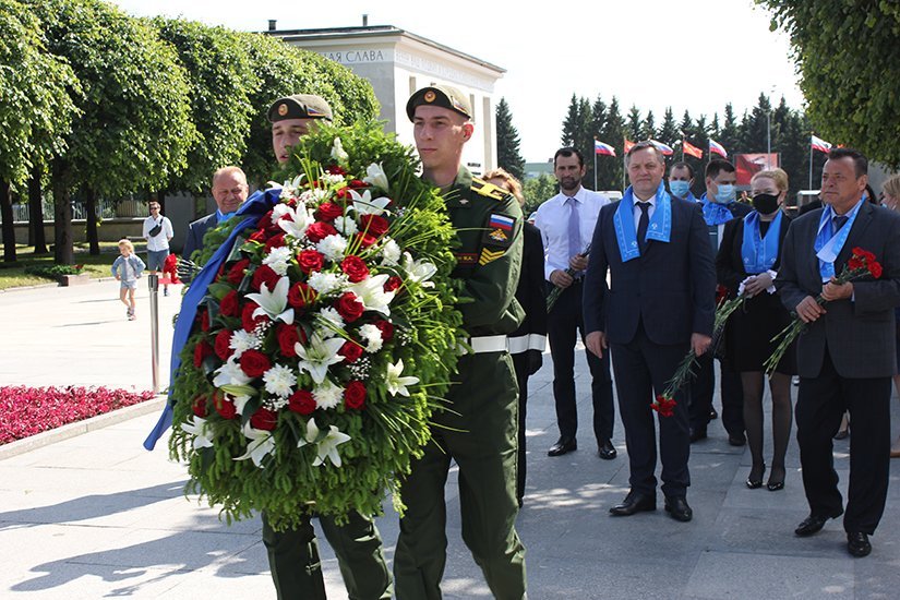 IPA CIS Representatives Laid Flowers at Piskarevskoe Memorial Cemetery