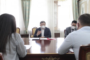 Дастанбек Джумабеков провел встречу с волонтерами, которые помогают гражданам в период пандемии
