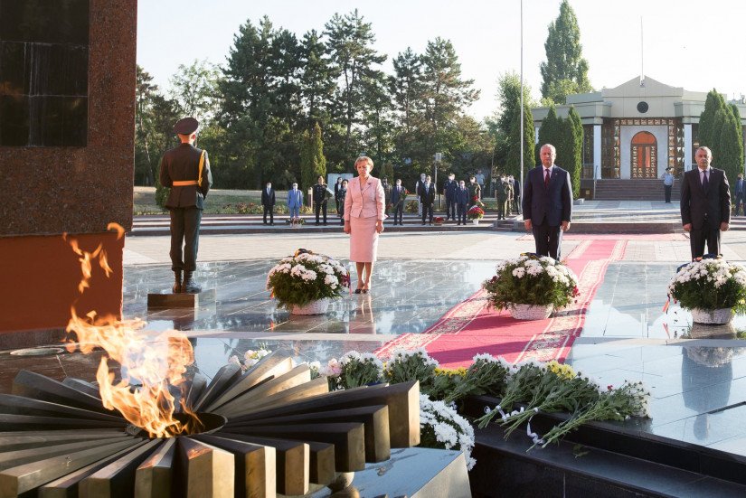 Leadership of Republic of Moldova Laid Flowers to Eternal Flame at Eternity Memorial Complex 