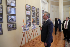 Дмитрий Кобицкий принял участие в открытии выставки в парламенте Санкт-Петербурга – экспозиция рассказывает о борьбе с пандемией
