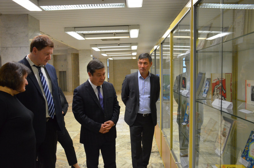 В Российской национальной библиотеке открылась выставка, посвященная кыргызским мастерам художественного перевода  