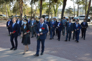 Наблюдатели от МПА СНГ возложили цветы к памятнику «Блокадникам Ленинграда» в Бишкеке 