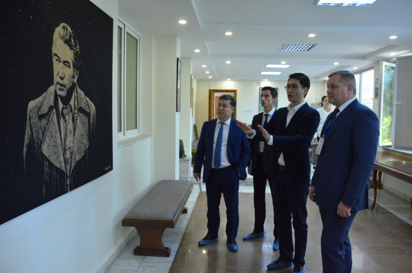 Наблюдатели от МПА СНГ посетили дом-музей Чингиза Айтматова в Бишкеке