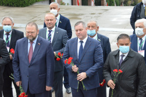 Международные наблюдатели от Межпарламентской Ассамблеи СНГ возложили цветы к Монументу Победы в Душанбе