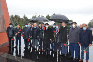Наблюдатели от МПА СНГ возложили венки и цветы к монументу «Вечность» в Кишиневе
