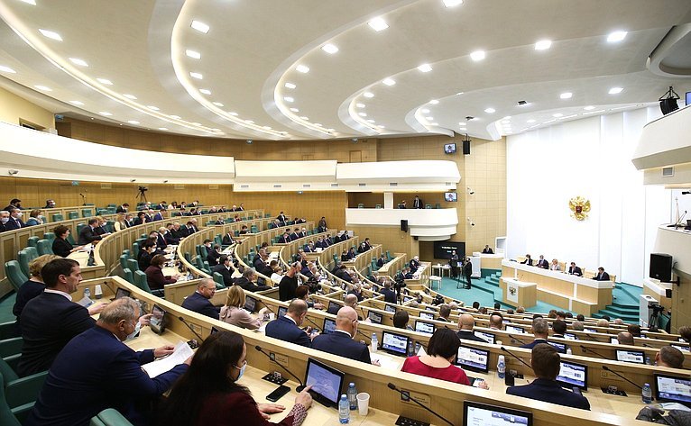 Российские сенаторы приняли ряд поправок в целях приведения законодательства в соответствие с новой редакцией Конституции