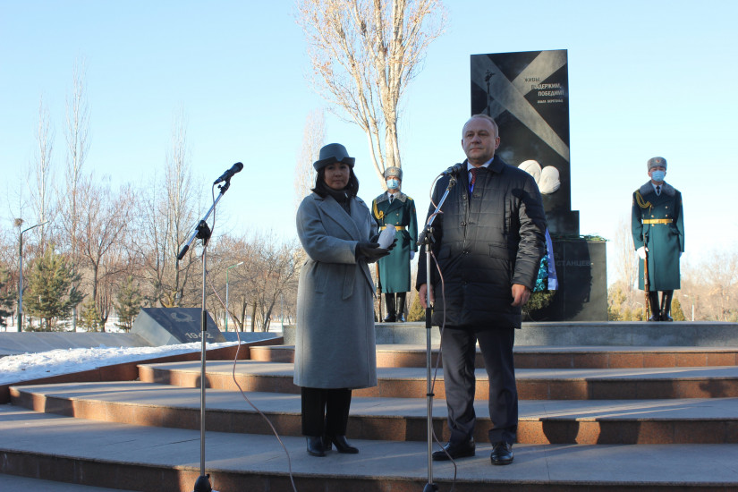 Наблюдатели от МПА СНГ приняли участие в церемонии возложения венка к памятнику «Блокадникам Ленинграда» в Бишкеке