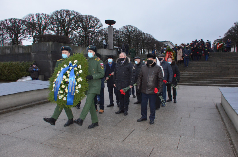 Делегация МПА СНГ приняла участие в торжественно-траурной церемонии на Пискаревском мемориальном кладбище
