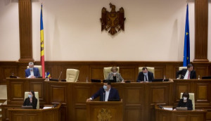 Парламент Молдовы принял законопроект по упрощенной закупке вакцины против COVID-19