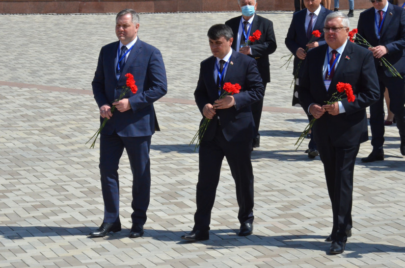 Наблюдатели от МПА СНГ посетили мемориал Ата-Бейит в Кыргызстане