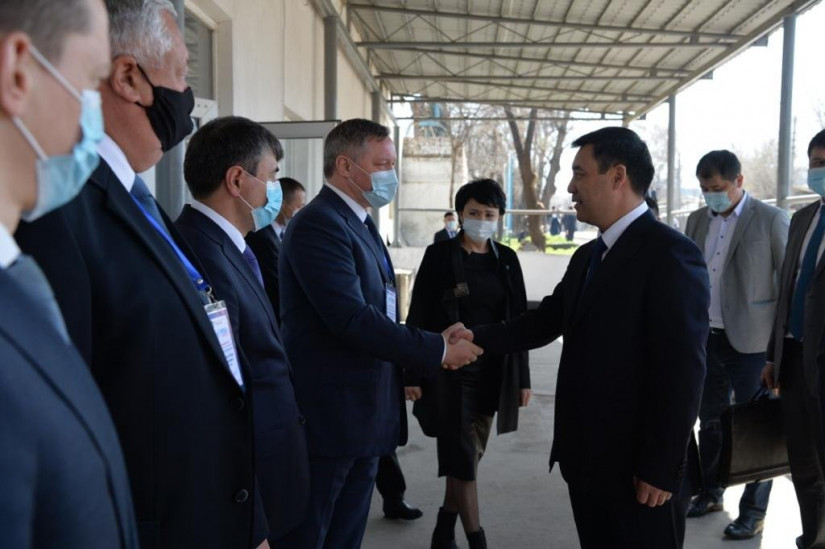 Наблюдатели от МПА СНГ встретились на избирательном участке в Бишкеке с Президентом Кыргызской Республики