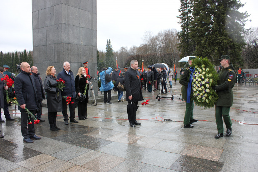 Делегация МПА СНГ возложила цветы на Пискаревском мемориале
