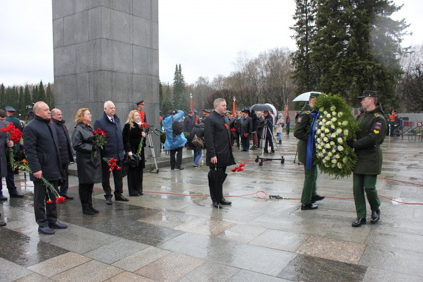 Delegation of the IPA CIS laid flowers at the Piskarevsky Memorial