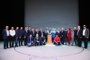 Парламентарии Кыргызстана передали в дар Санкт-Петербургскому институту кино и телевидения бюст Толомуша Океева