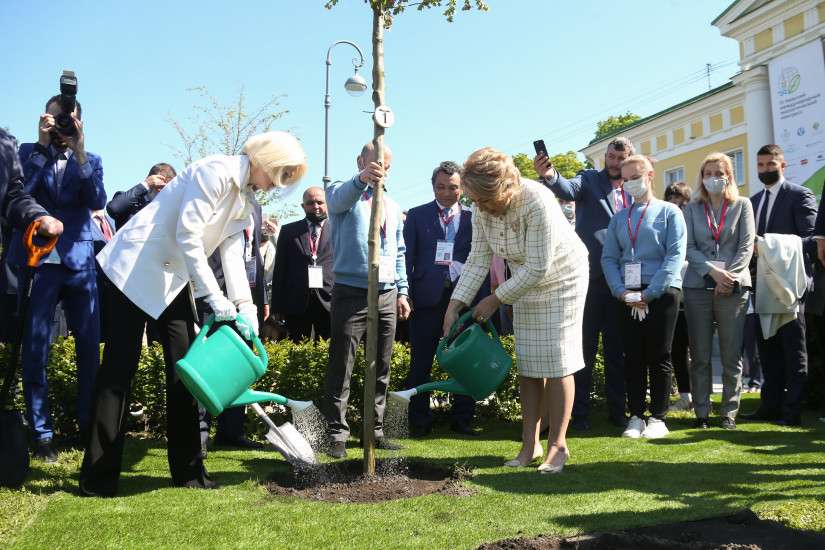 Участники Невского экологического конгресса высадили деревья у Таврического дворца