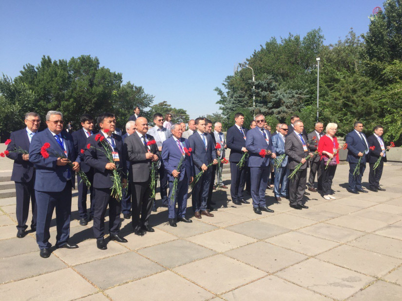 Наблюдатели от МПА СНГ почтили память павших в годы Великой Отечественной войны
