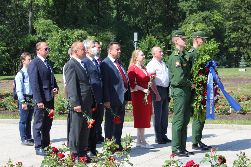 На Пискаревском мемориальном кладбище прошла торжественно-траурная церемония