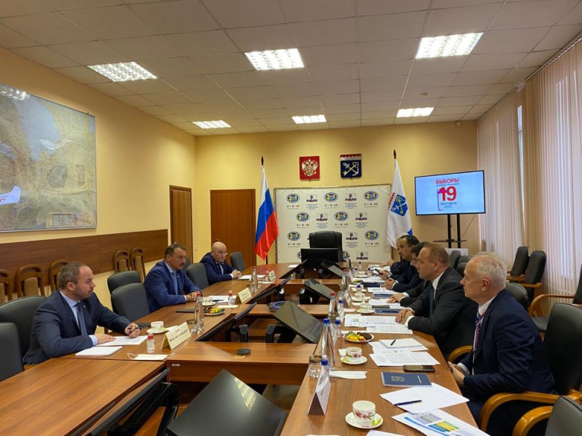 Наблюдатели от МПА СНГ провели встречу с руководством избирательной комиссии Ленинградской области