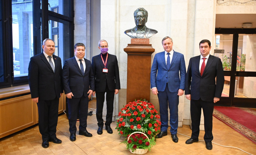 Руководство Секретариата Совета МПА СНГ возложило цветы к бюсту Чингиза Айтматова в день рождения писателя
