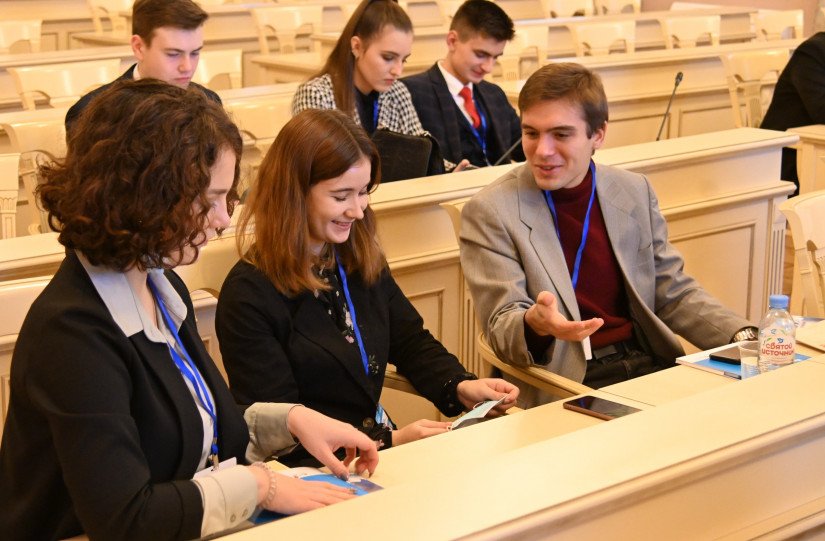 International Youth Parliamentary School Kicked Off in St. Petersburg