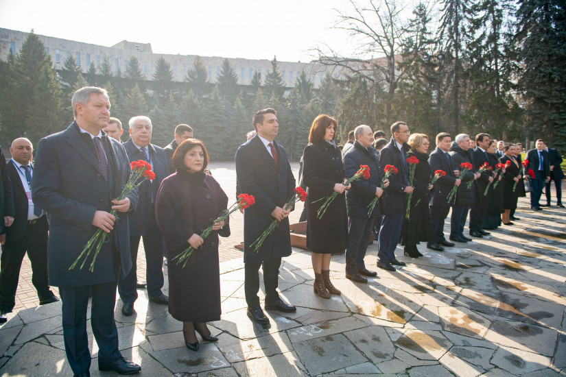 Главы парламентских делегаций стран — участниц МПА СНГ возложили цветы к Мемориалу славы в Алматы