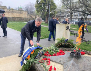 Наблюдатели от МПА СНГ на всеобщих выборах в Сербии возложили цветы к Мемориалу освободителей Белграда