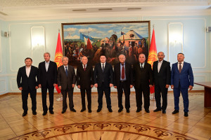 Талант Мамытов вручил юбилейные медали МПА СНГ председателям Жогорку Кенеша разных лет 