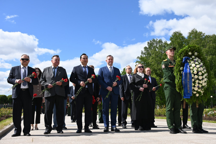 На Пискаревском мемориальном кладбище почтили память павших в Великой Отечественной войне
