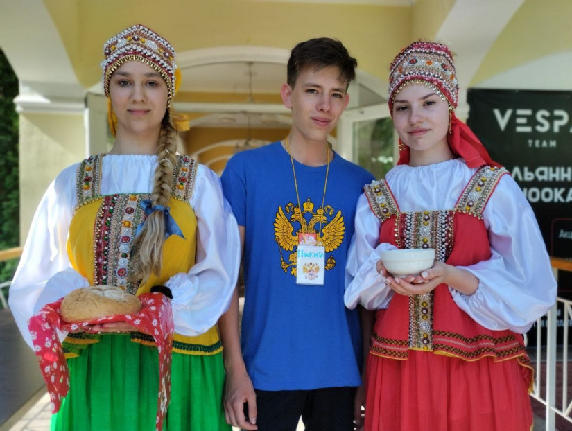 Хлеб-соль, гжель и барыня: российская делегация познакомила детей Содружества с народным творчеством своей страны
