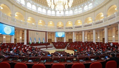 Законодатели Узбекистана продлили срок всенародного обсуждения изменений в Конституцию до 15 июля