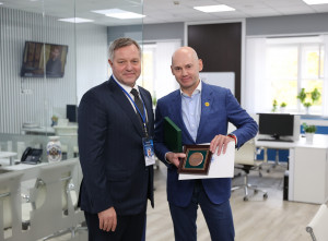 Дмитрий Кобицкий поздравил Радика Батыршина с 30-летием телерадиокомпании «Мир»